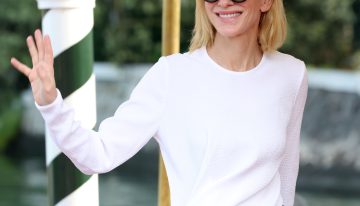 Entre tanto tacón imposible, Cate Blanchett bajando del vaporetto con zapatos planos es la lección de vida y de moda que Venecia necesita