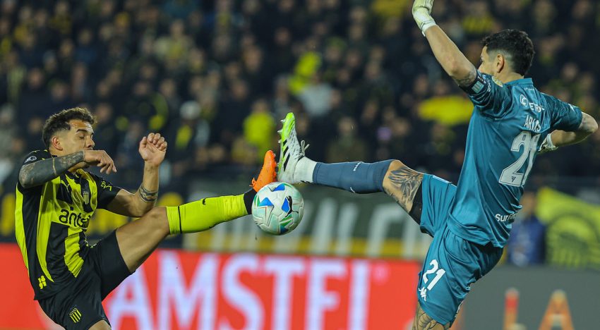 Racing vs Peñarol, como en la vieja Libertadores: del descontrol en el aire a la madrugada ruidosa en la concentración uruguaya