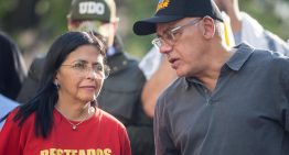 Lujo revolucionario: Jorge y Delcy Rodríguez llegaron al mitin en camionetas último modelo (VIDEO)