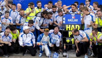 El blooper de Isack Hadjar en la tarde más feliz de su carrera: rompió el trofeo, tras conseguir su primer podio en la F1