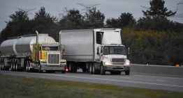 Estados Unidos amenaza con retirar fondos a estados que no exijan inglés a camioneros
