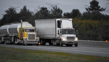 Estados Unidos amenaza con retirar fondos a estados que no exijan inglés a camioneros
