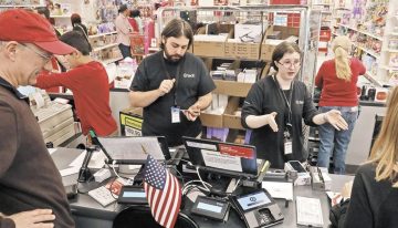 Confianza de consumidores de EU se debilita en agosto; expectativas de inflación aumentan