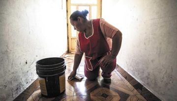 Trabajo doméstico de mujeres adolescentes en América Latina casi duplica al de los hombres: Unicef