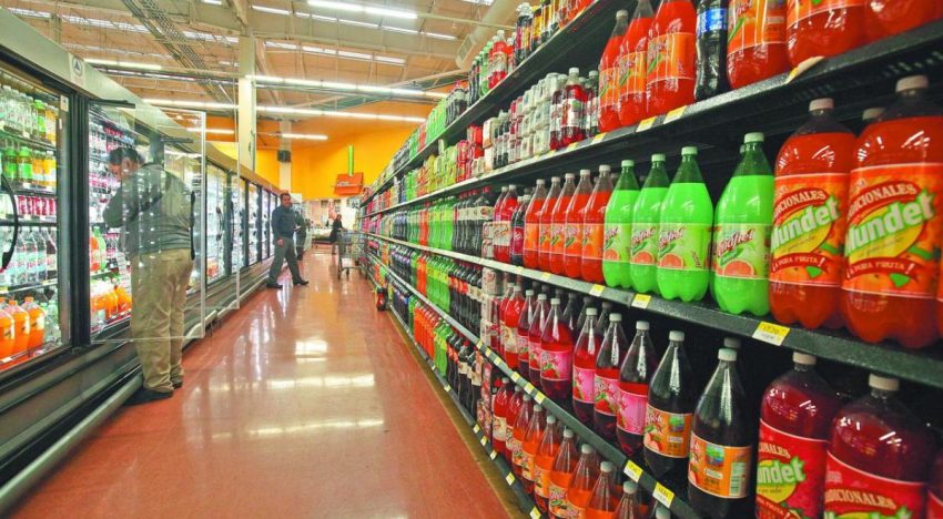 Aumentar 20% el precio de refrescos reduciría consumo y daños a la salud, estiman expertos