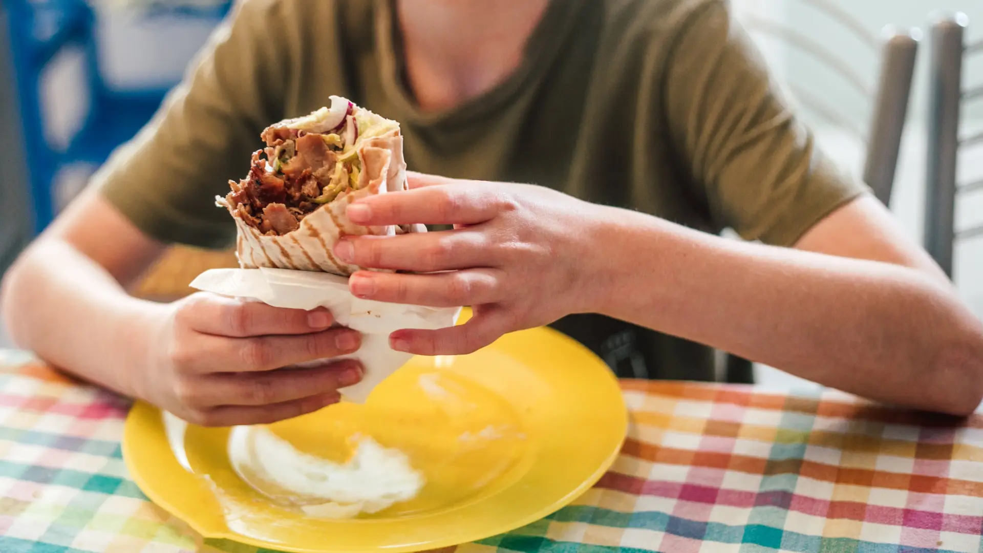 El médico Manuel Viso advierte sobre el kebab: «Lleva algo parecido a la carne, grasas malas y sal para parar un tren»