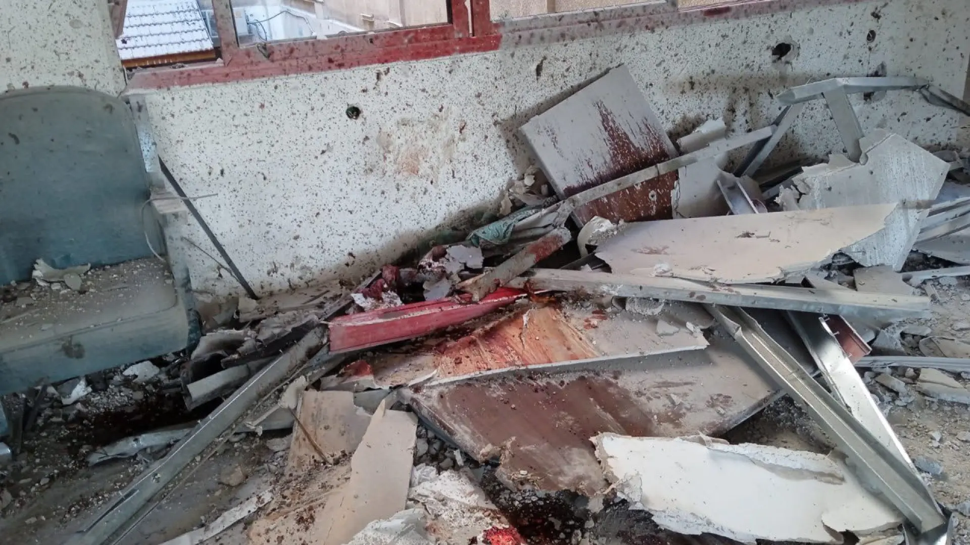 Muere un trabajador de la Media Luna Roja Palestina en un ataque israelí a su sede en Jan Yunis