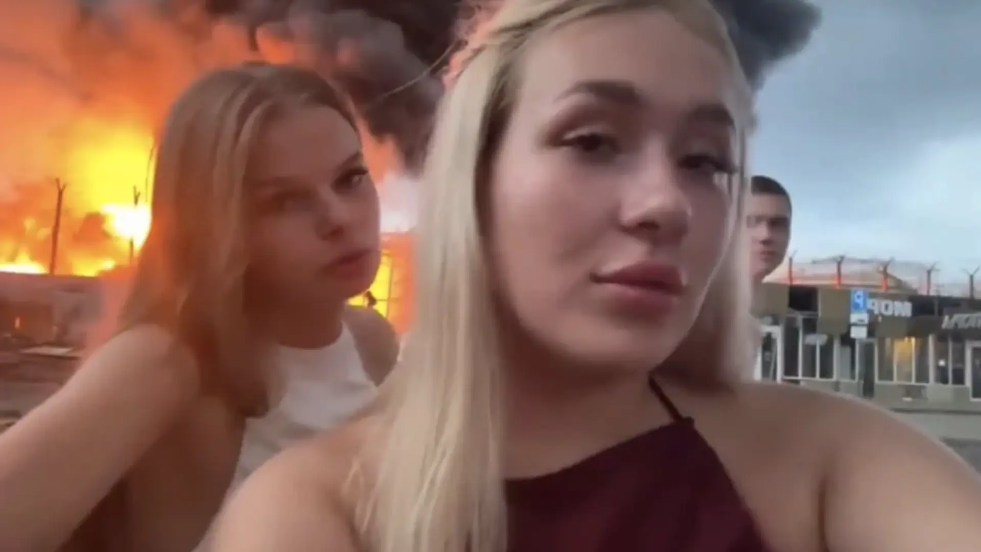 Detienen a dos influencers rusas por grabar un vídeo para TikTok frente a un depósito de petróleo atacado por drones ucranianos