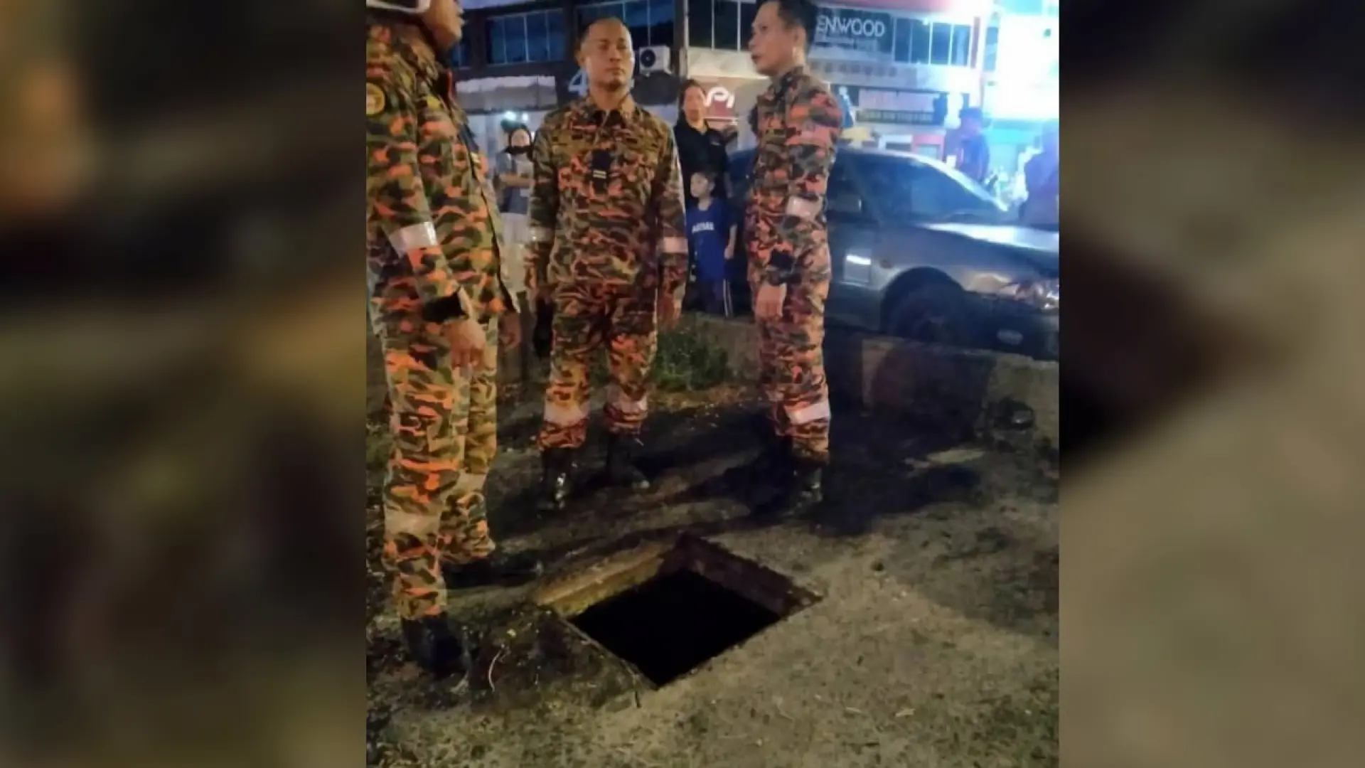 Muere un niño de dos años al caer en una alcantarilla: los bomberos le hallaron «flotando»