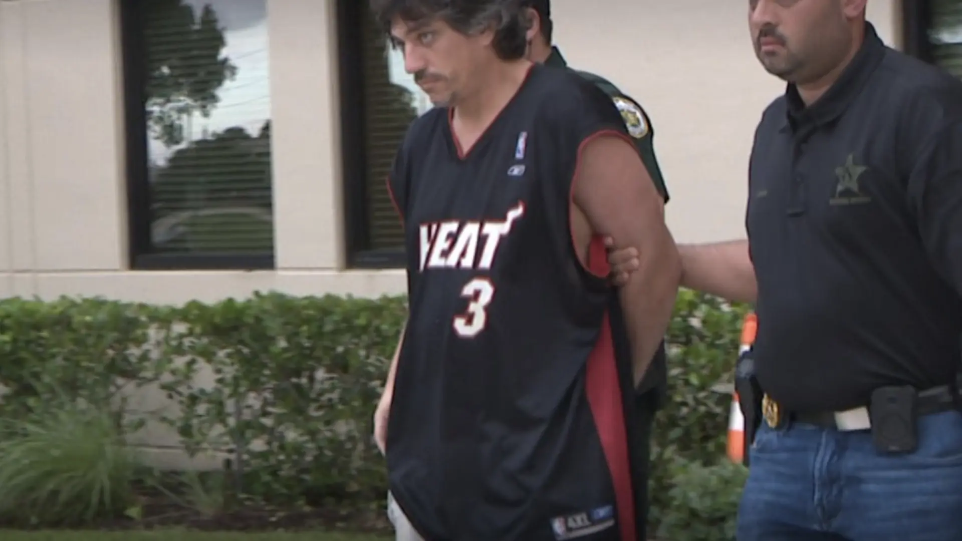 Detienen en el aeropuerto de Florida a un hombre con un rifle de asalto, municiones y cuchillos