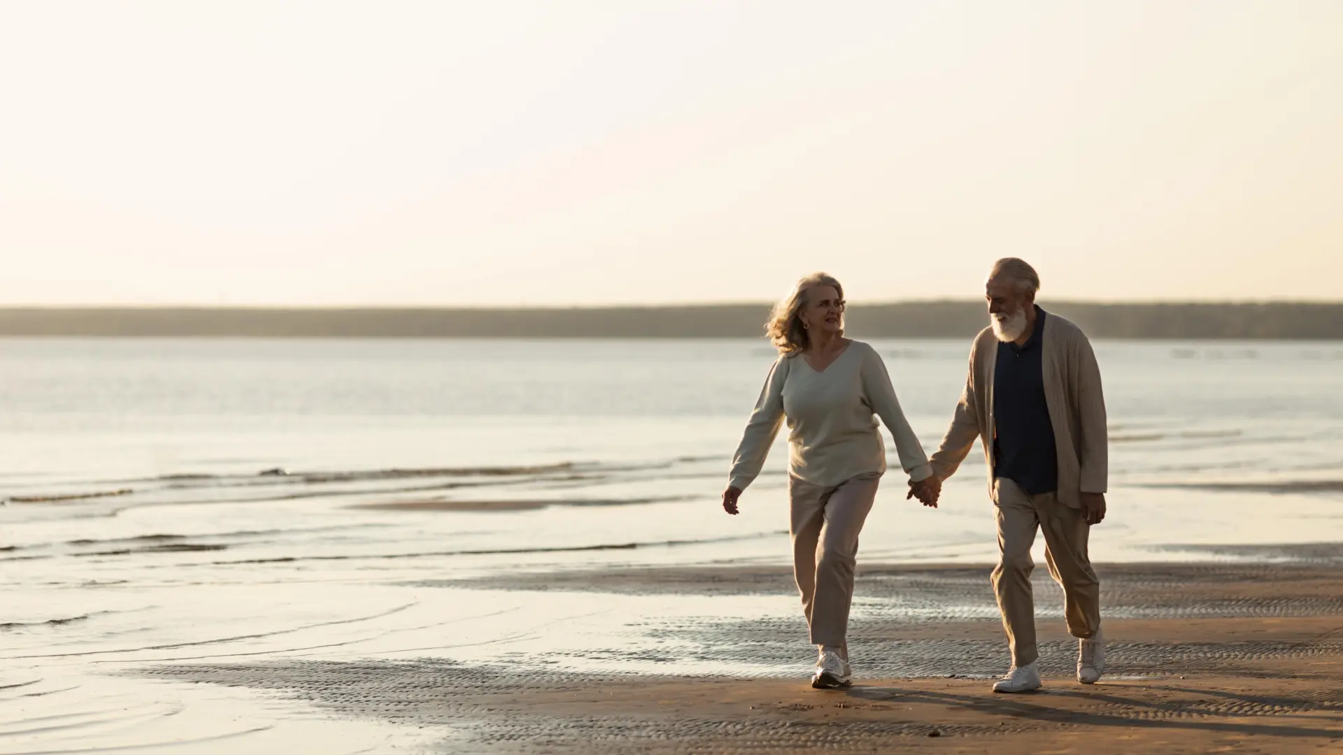 Ni caminar ni nadar: el mejor ejercicio que puedes hacer en la playa si tienes más de 60 años