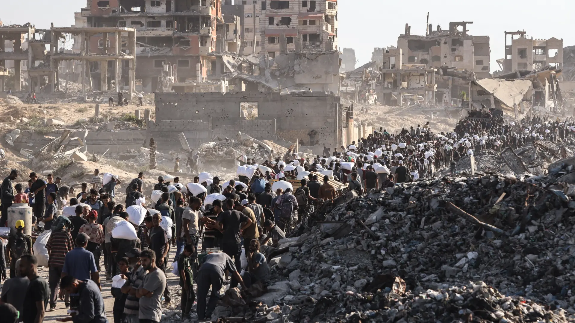 Veinte muertos al volcar un camión con ayuda humanitaria en Gaza
