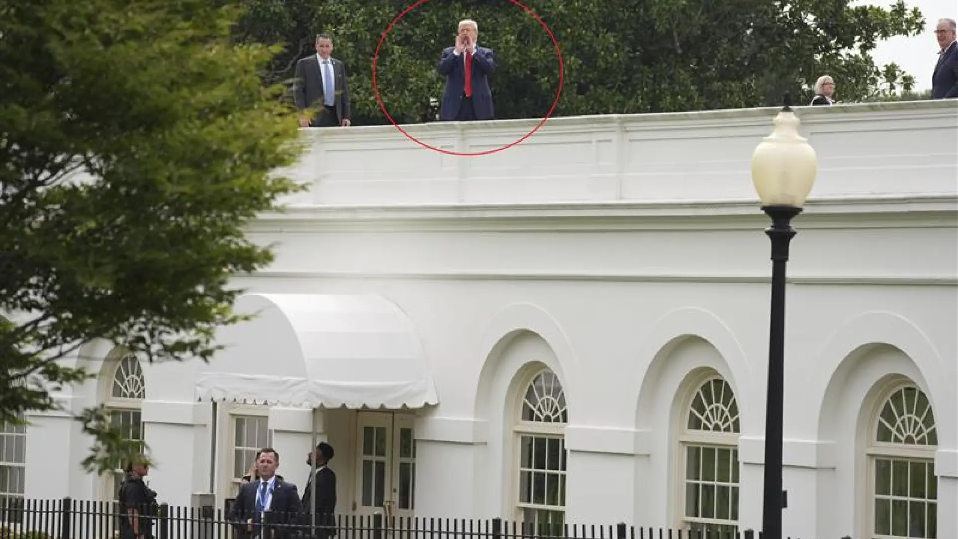 Trump se sube al techo de la Casa Blanca para dar un inesperado paseo y habla desde las alturas con la prensa