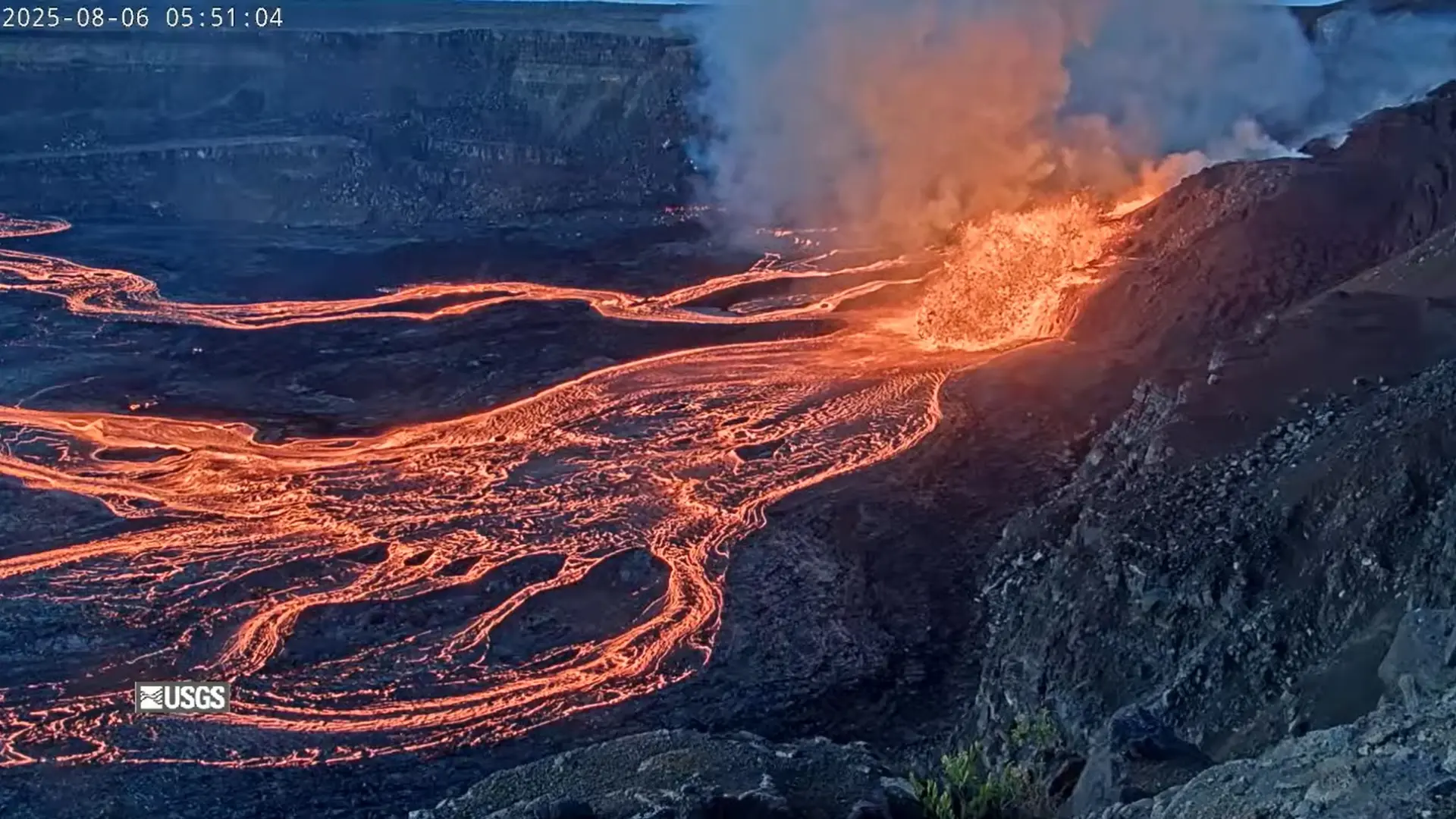 El volcán Kilauea entra nuevamente en erupción y genera fuentes de lava de hasta 90 metros