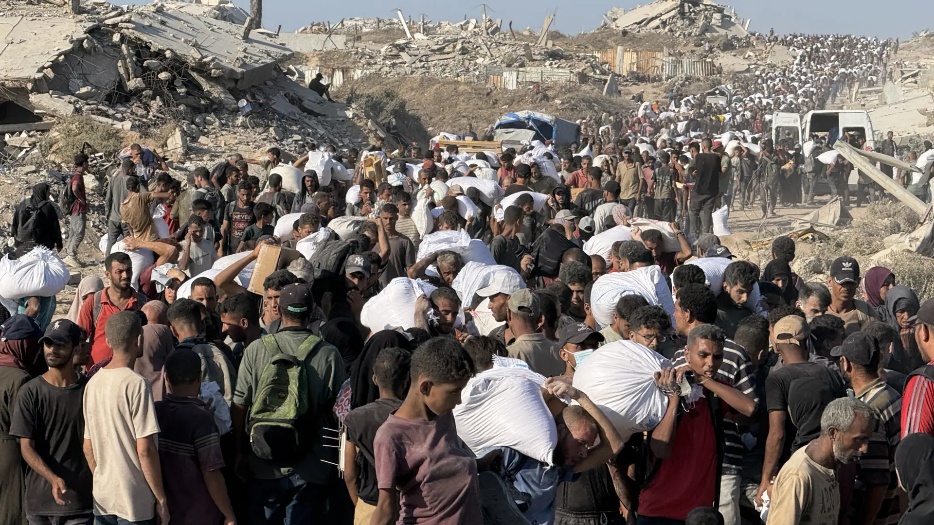 La lucha por harina «empapada de sangre» en Gaza: «Si no asaltas el camión, no comes»