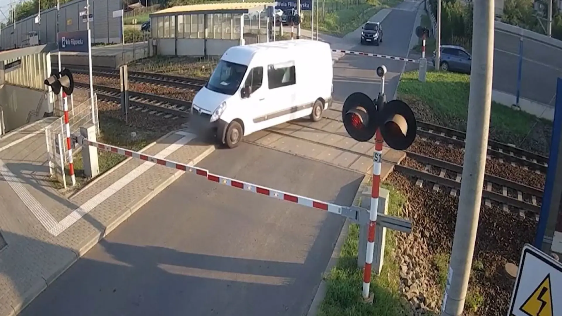 Un tren arrolla a una furgoneta tras quedar atrapada entre las barreras del cruce