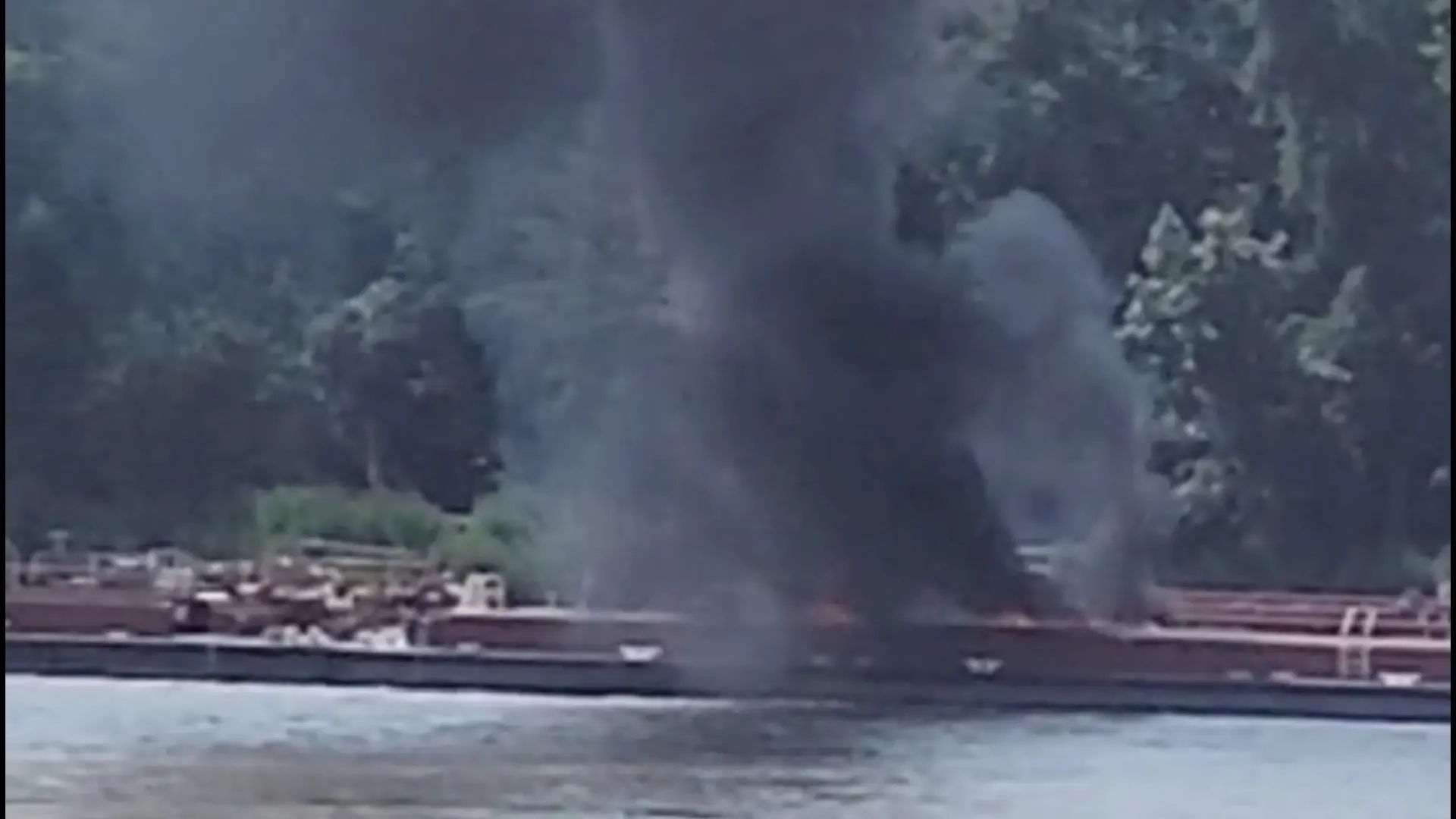 Un helicóptero choca contra unos cables eléctricos y se estrella con una barcaza en el río Misisipi: hay dos muertos