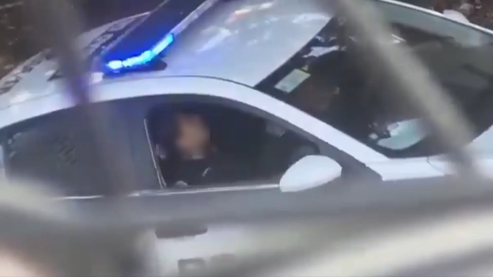 Dos policías mexicanos pillados 'in fraganti' manteniendo relaciones sexuales en un coche patrulla en plena vía pública