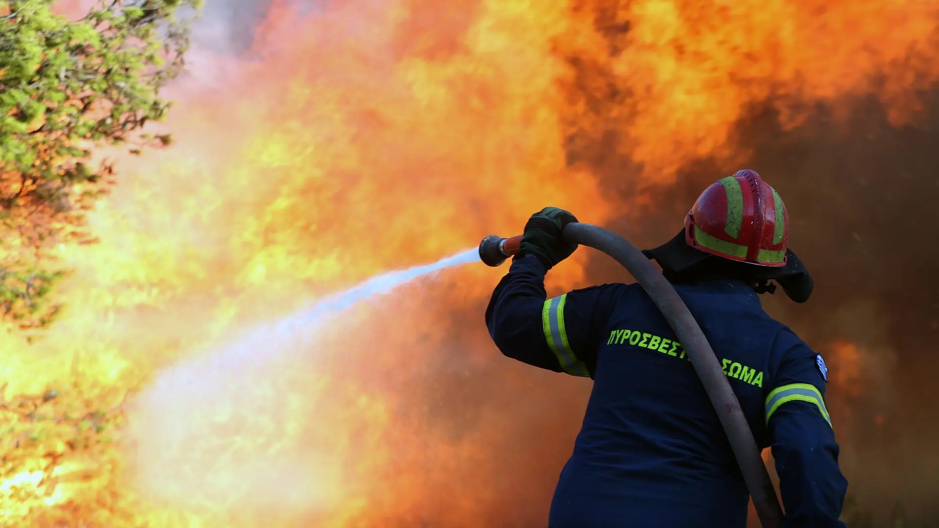 Al menos un muerto en un gran incendio fuera de control al sureste de Atenas