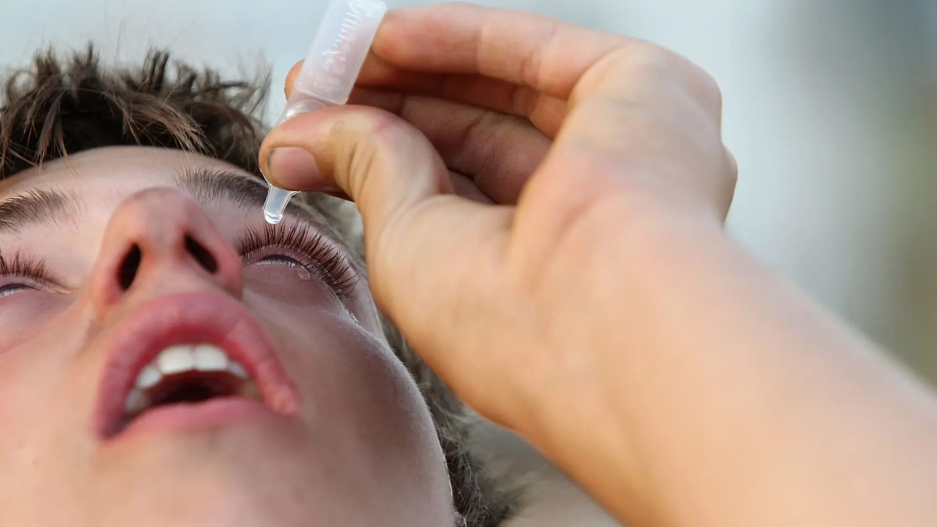 EE UU pondrá a la venta este año unas gotas oculares que corrigen la visión de cerca sin necesidad de gafas