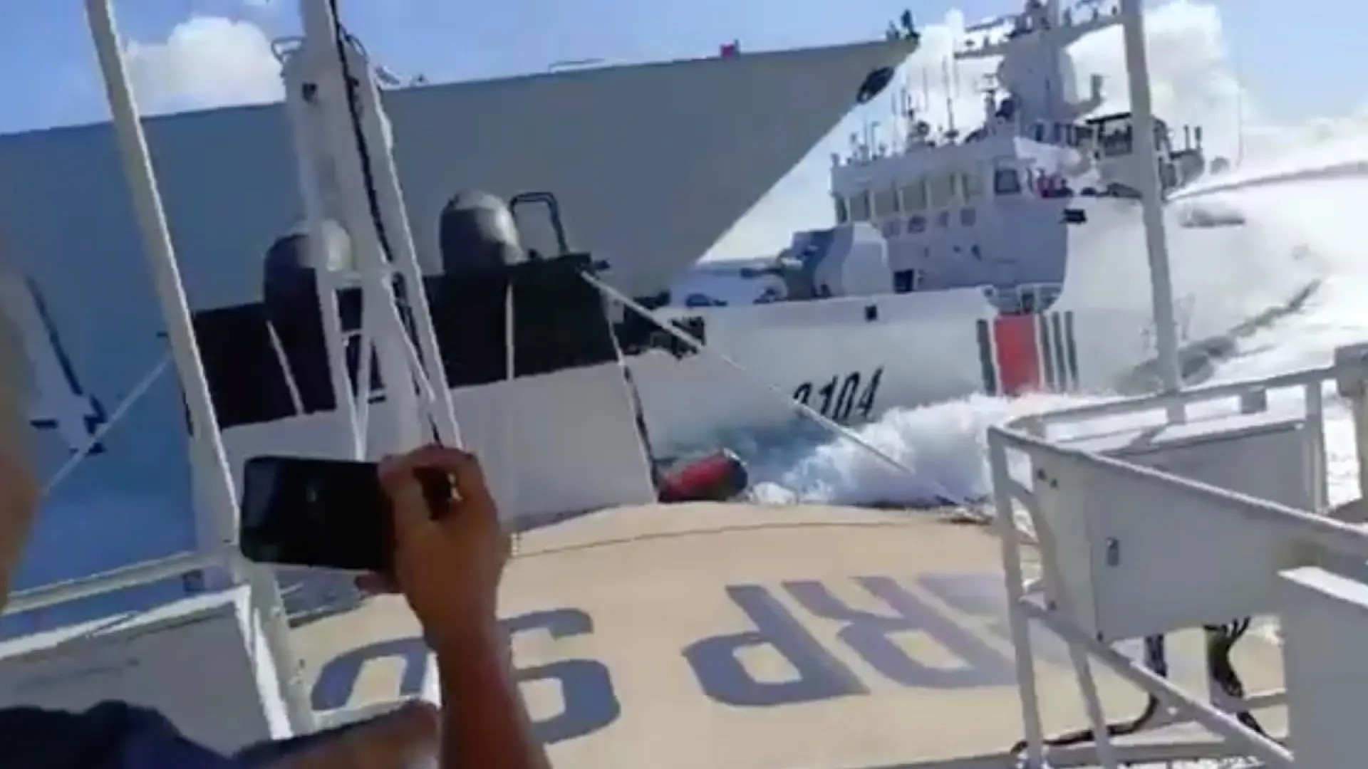 Dos buques chinos colisionan mientras persiguen a un barco filipino en el Pacífico