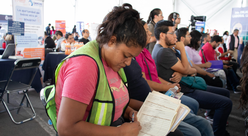 Persisten barreras para los jóvenes que buscan oportunidades laborales