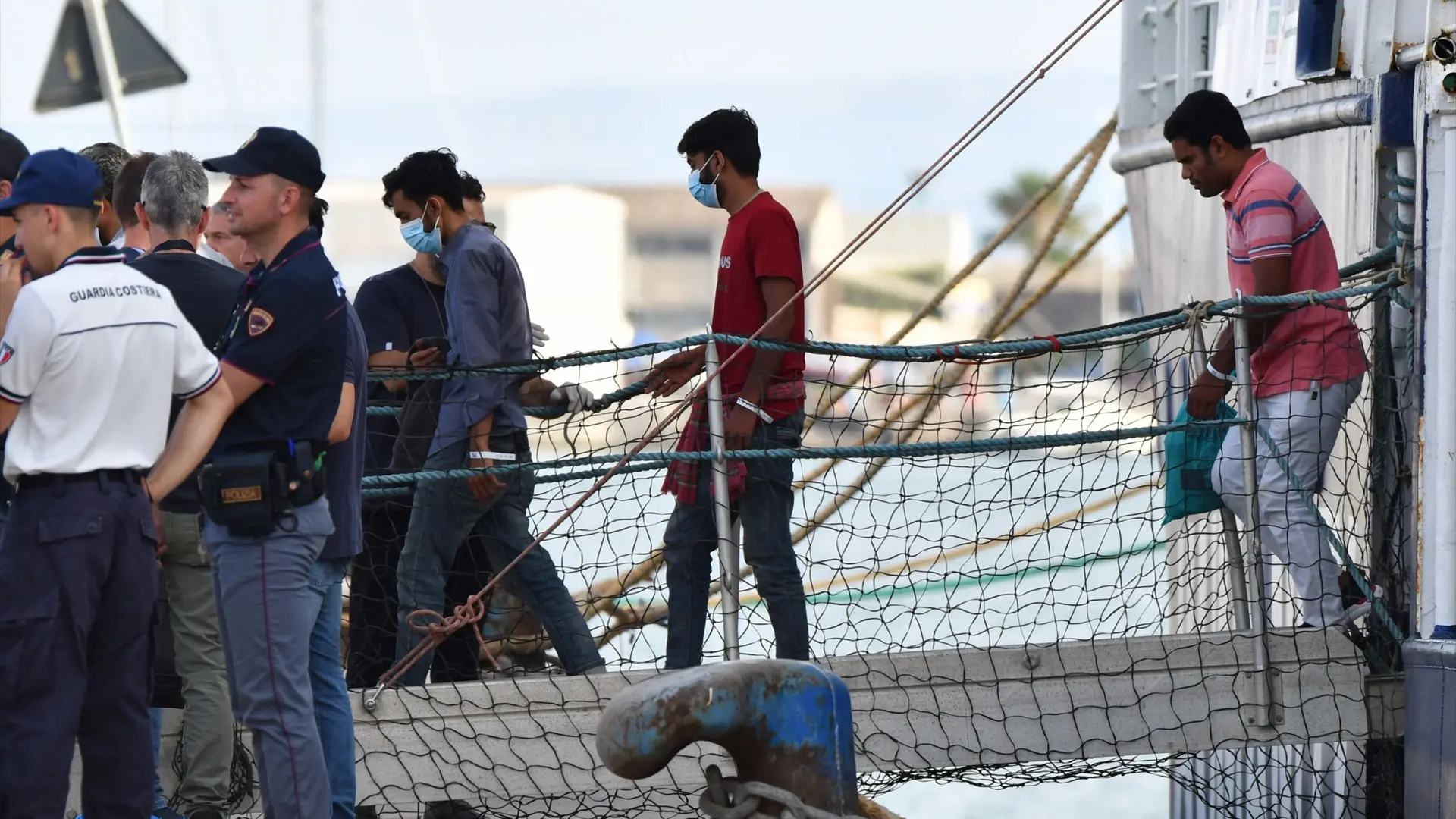 Al menos 20 migrantes muertos al naufragar su embarcación frente a la isla italiana de Lampedusa