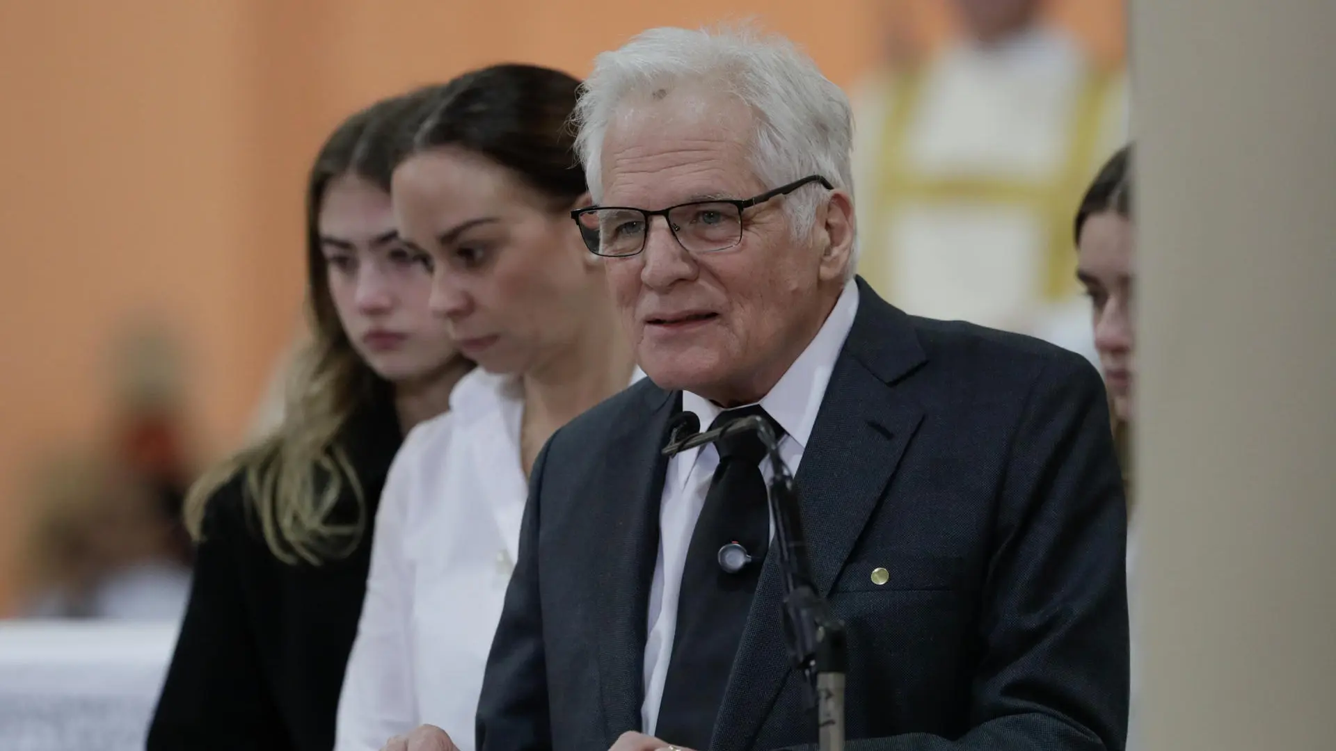 El padre de Uribe Turbay le rinde un emotivo homenaje mientras el Gobierno colombiano no asiste al funeral por petición de la familia