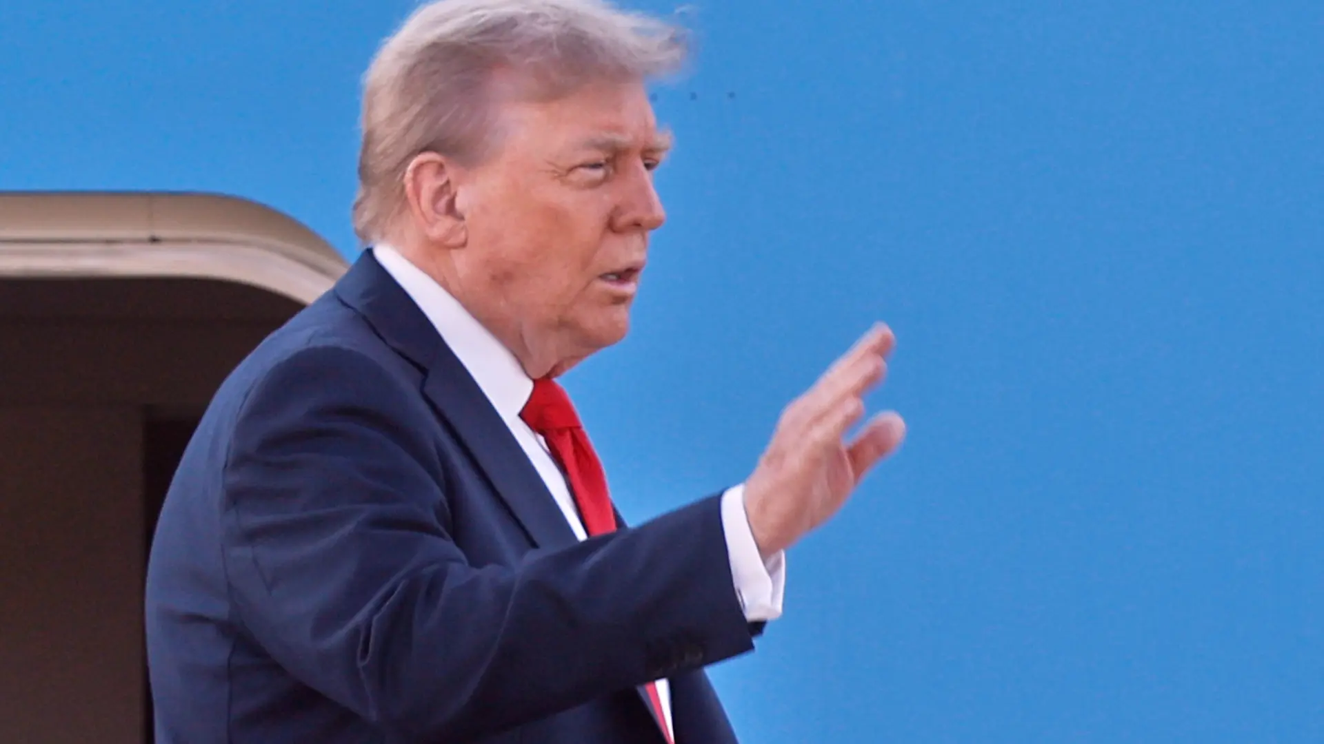 Trump dice que Zelenski puede acabar la guerra «casi de inmediato» si se olvida de Crimea y de la OTAN