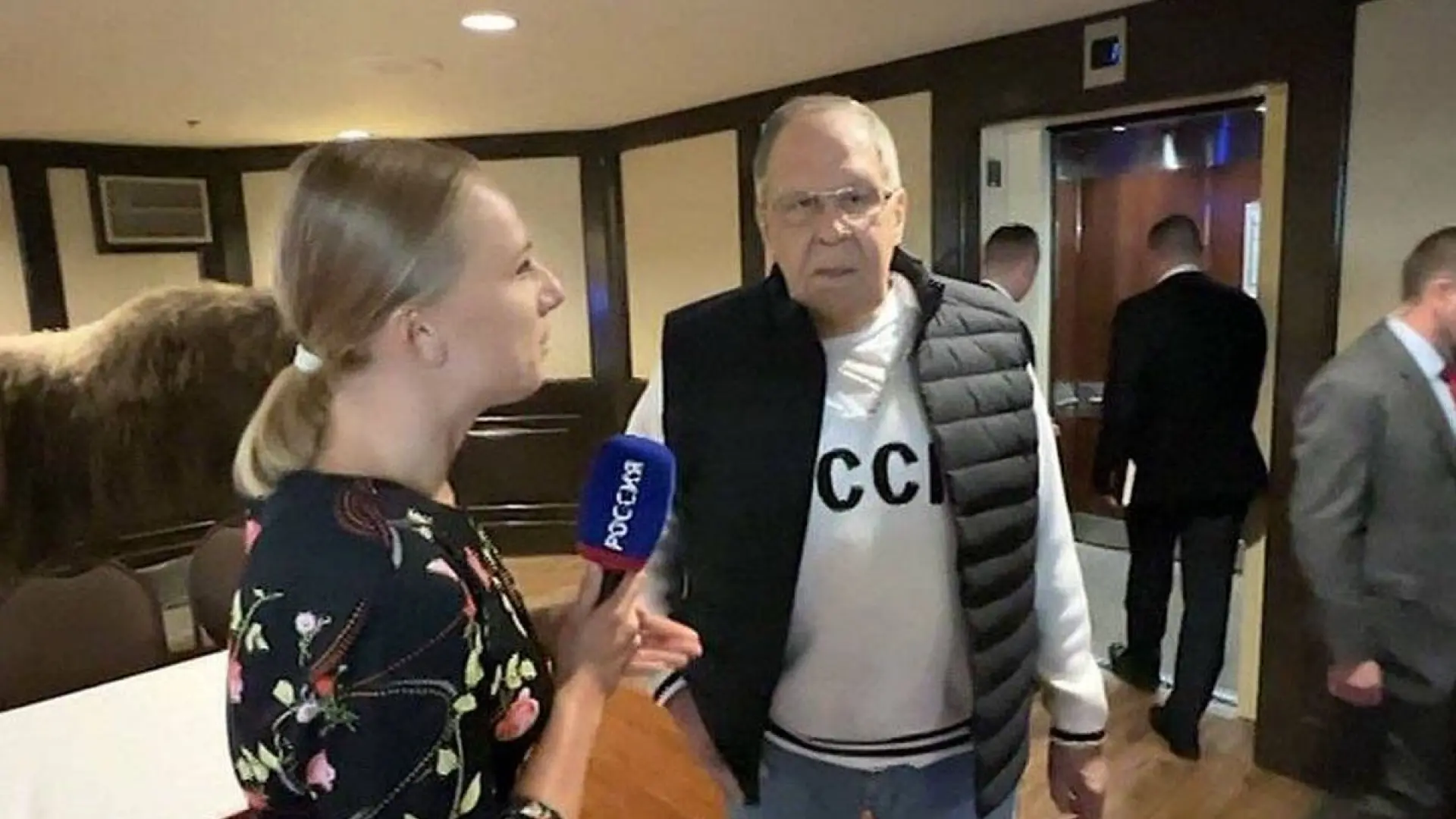 El jersey de Lavrov con las siglas URSS en la reunión entre Trump y Putin causa furor: la marca lanzará un modelo especial