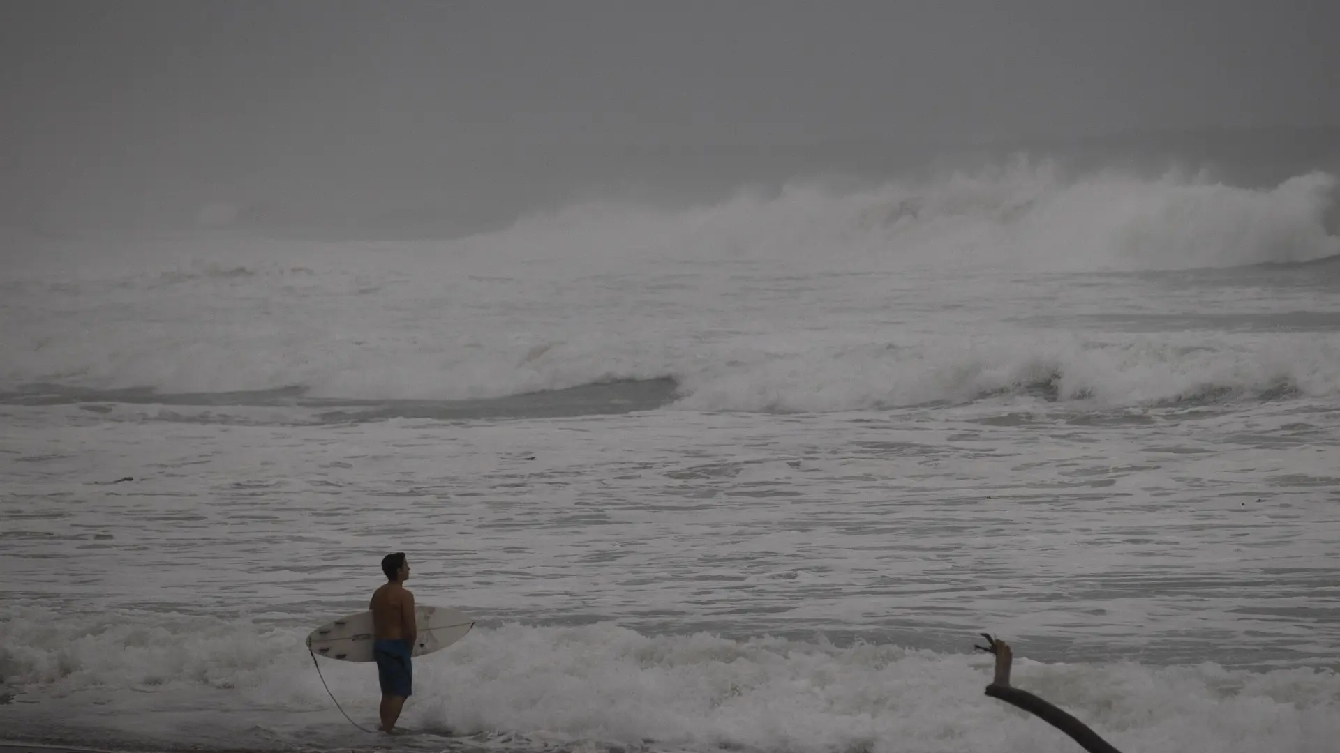El huracán Erin crece: fuertes lluvias y marejadas ponen en alerta las Bahamas y la costa este de Estados Unidos