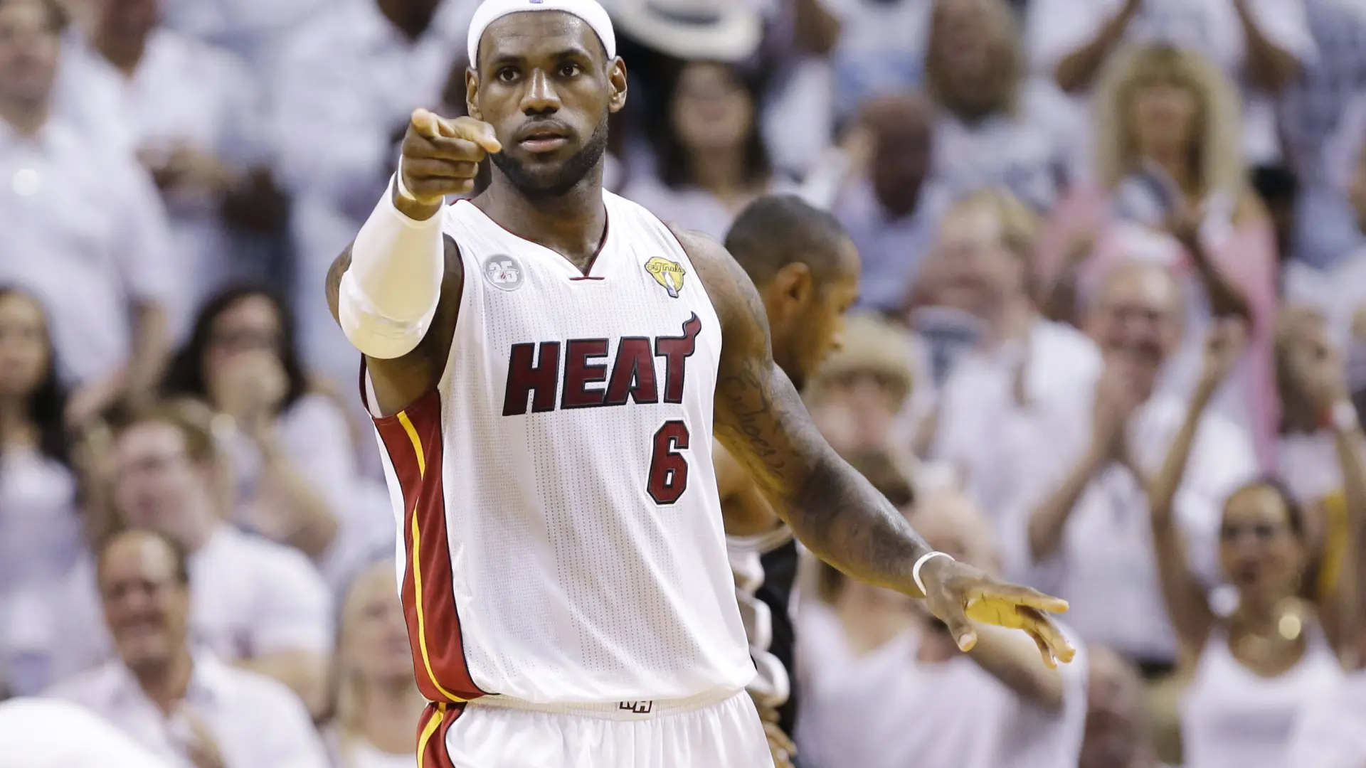 Un exempleado de los Heat se declara culpable del robo de 400 camisetas usadas en partidos: «Valían millones de dólares»