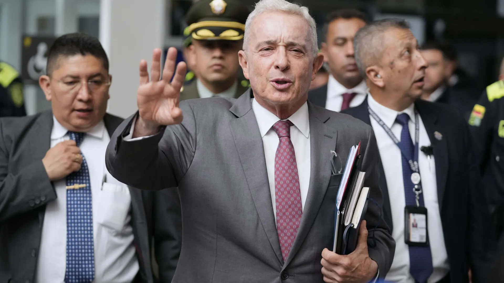 El Tribunal Superior de Bogotá ordena la liberad del expresidente Álvaro Uribe, quien promete «trabajar» por Colombia
