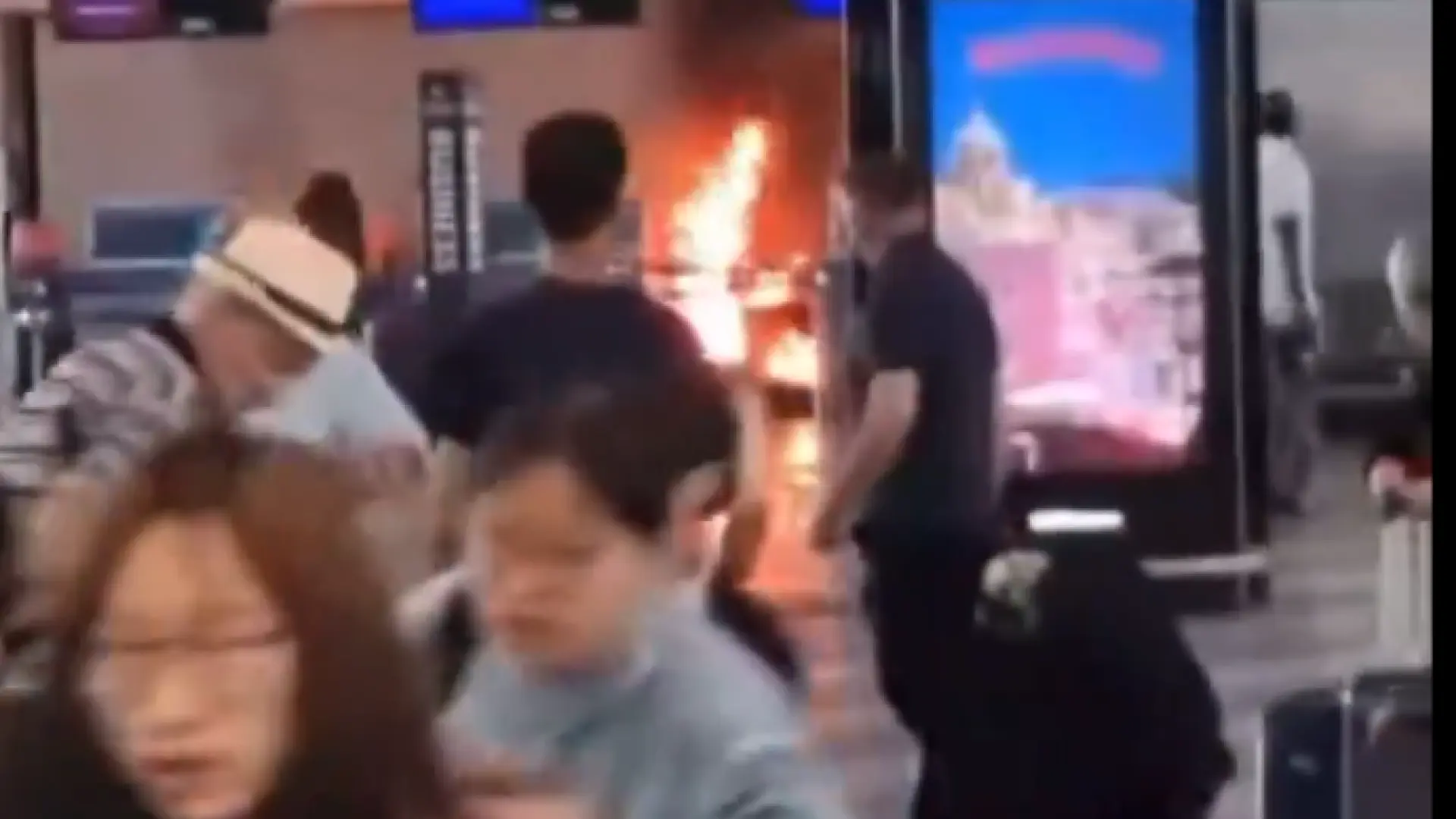 Detenido un hombre por incendiar y golpear con un martillo un mostrador del aeropuerto de Milán