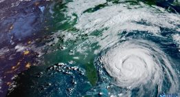 Huracán Erin se acerca a las costas de Carolina del Norte y amenaza con inundaciones