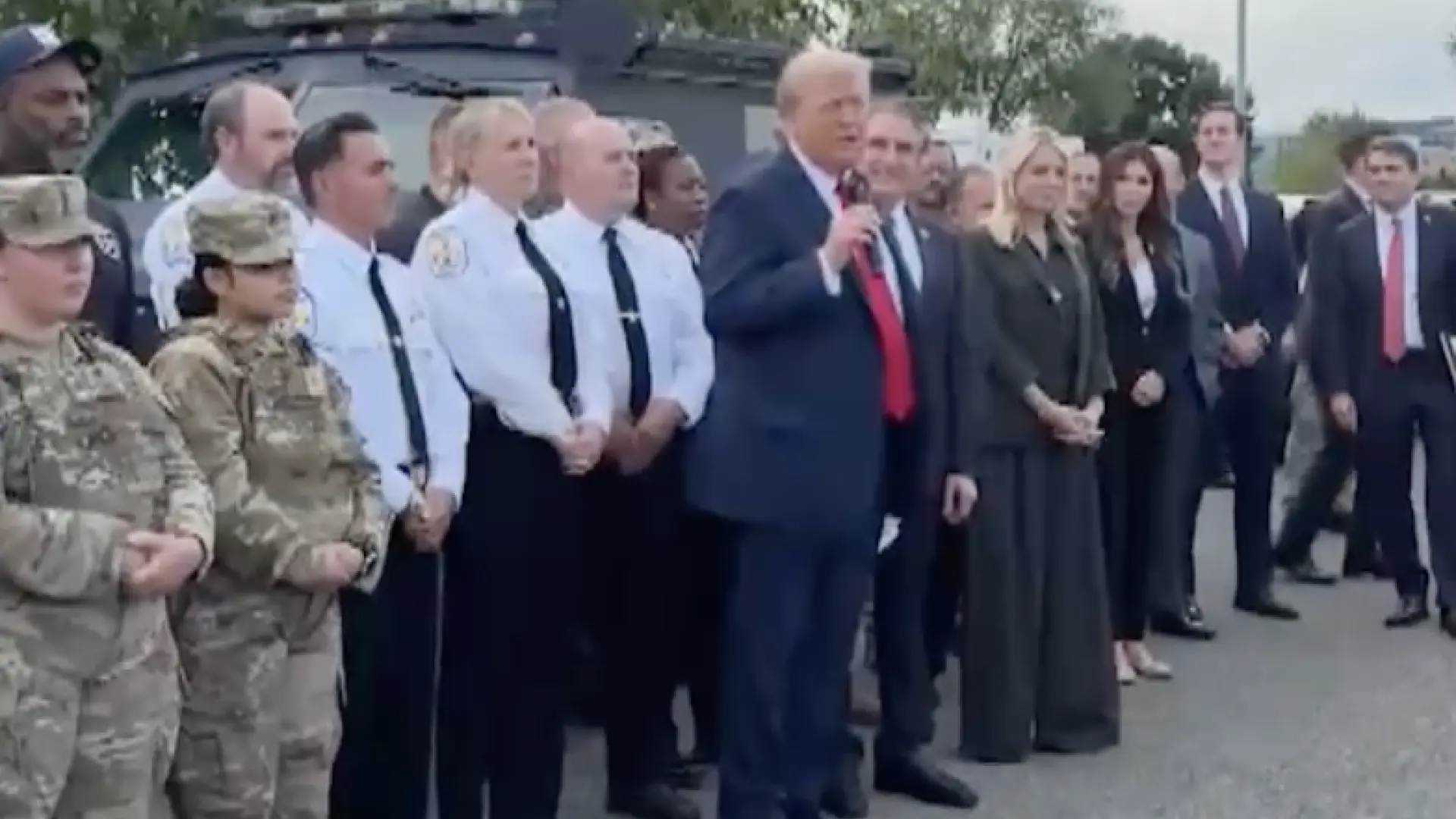 Trump saluda a tropas en Washington y asegura que se quedarán «largo tiempo» en la ciudad