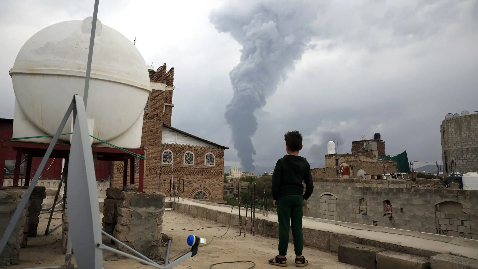 Israel lanza una ola de ataques contra la capital de Yemen tras el impacto de un misil de racimo hutí