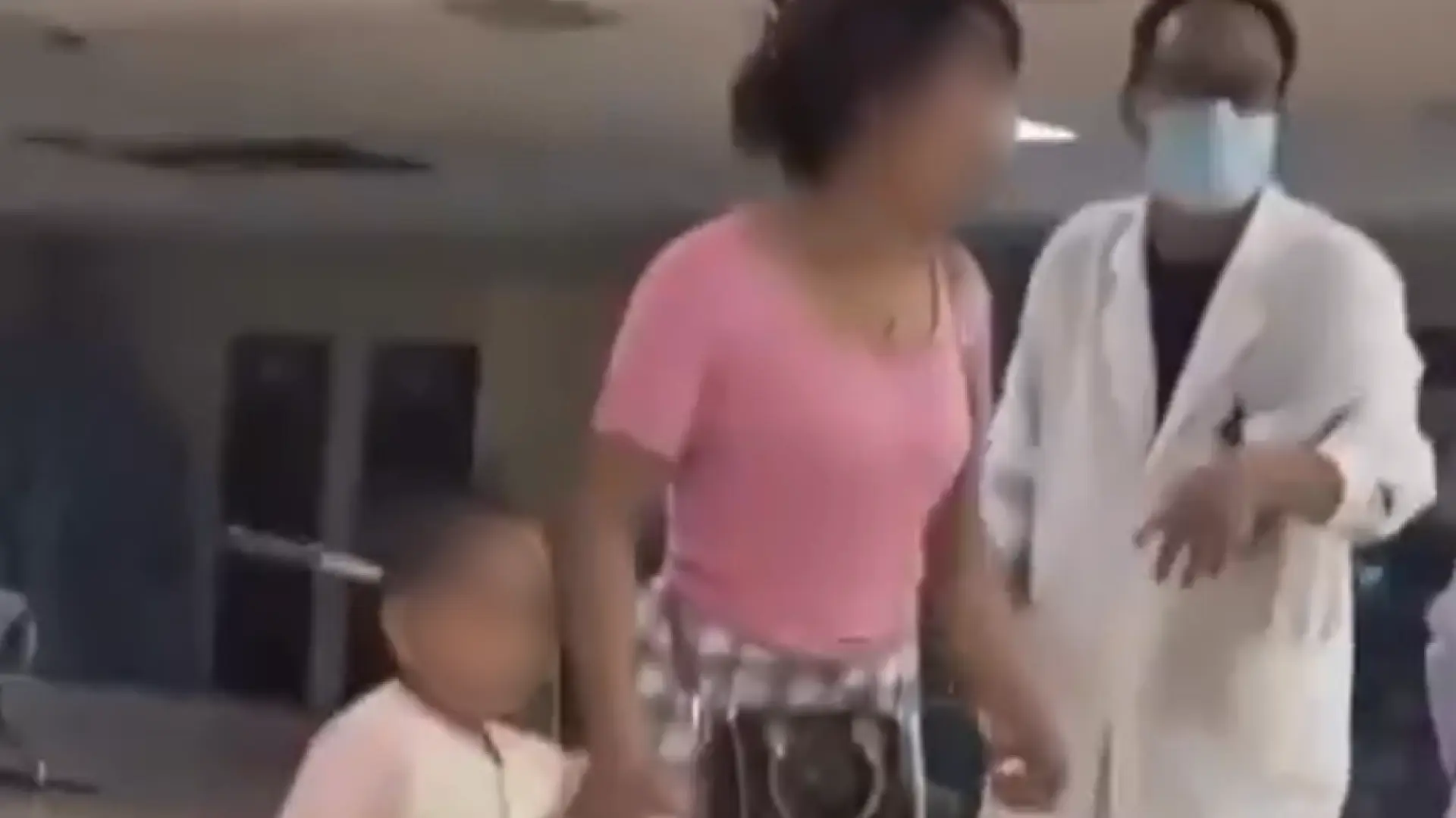 La increíble imagen de una niña de tres años paseando por un hospital con un cuchillo clavado en la cabeza