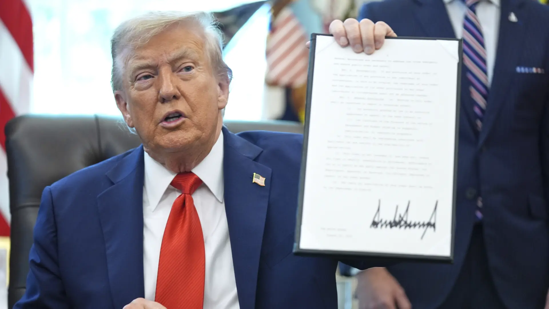Trump firma una orden para procesar a quienes quemen la bandera de EEUU: «Tendrás un año de cárcel»