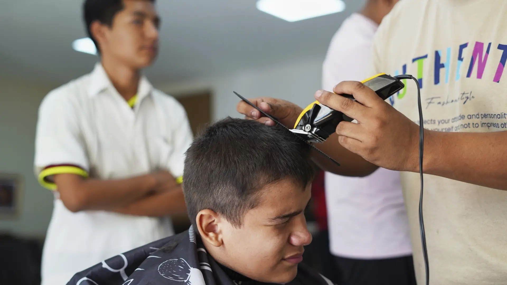 Así es el corte de pelo que el Gobierno de Bukele quiere eliminar en los jóvenes de El Salvador