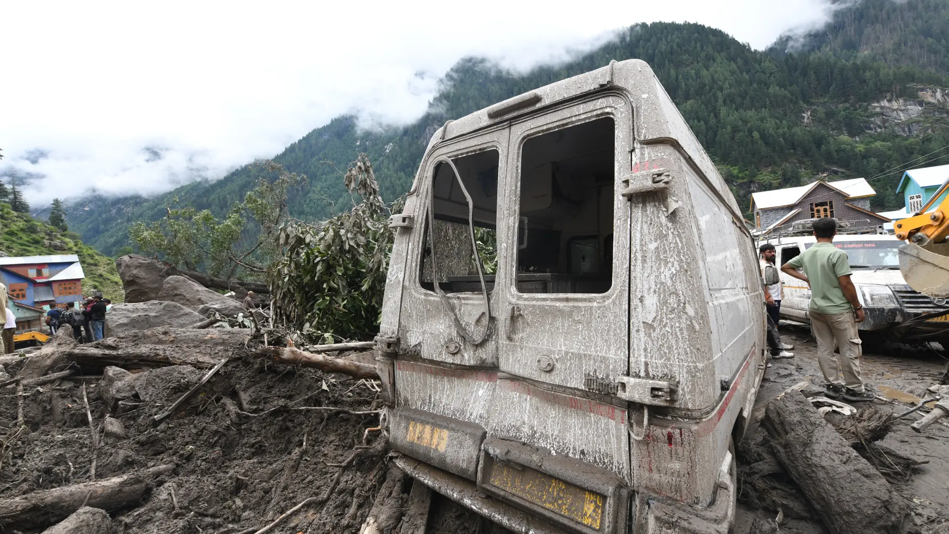 Al menos 30 muertos por deslizamientos de tierra en el noroeste de la India a causa de las lluvias torrenciales