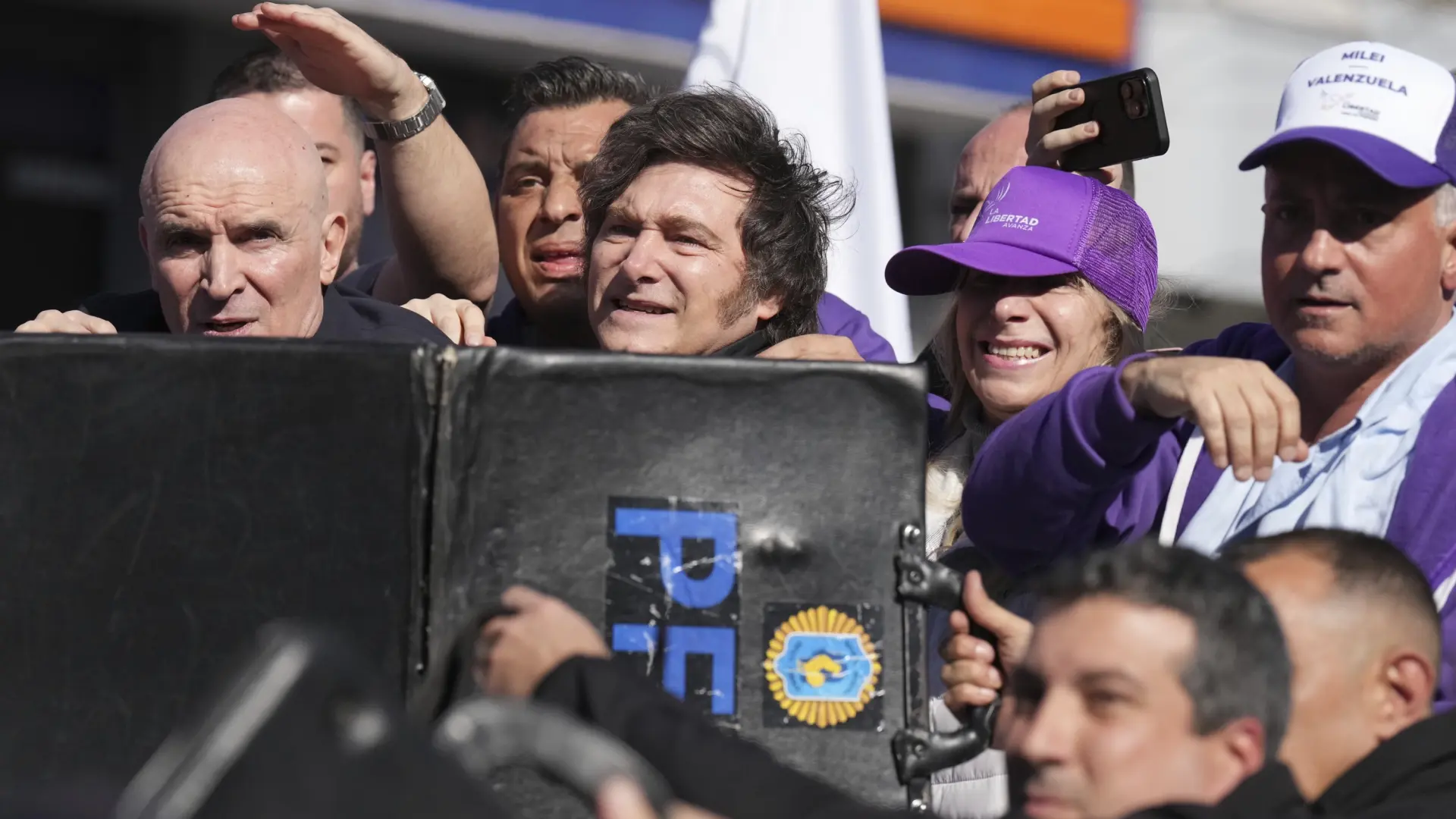 Evacúan a Milei de un acto electoral tras el lanzamiento de objetos por manifestantes