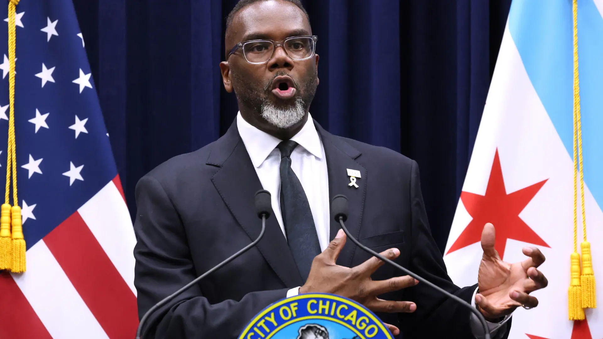El alcalde de Chicago desafía a Trump y ordena a sus funcionarios oponerse a la posible militarización de la ciudad