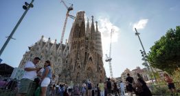 Activistas climáticas lanzan pintura sobre la fachada de la Sagrada Familia en Barcelona