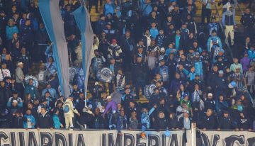 El calvario de los hinchas de Racing en el estadio de Peñarol: un papelón organizativo que duró casi ocho horas y se terminó a la madrugada
