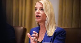 Bondi acusó a Maduro de sobornar a otros países para trasladar droga por vía aérea