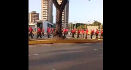 VIDEO: militantes chavistas madrugaron para «poner a temblar a los gringos» con una marchita