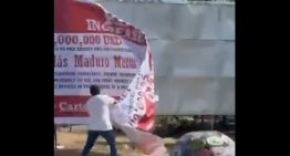 EN VIDEO: berrinche de un chavista por la valla gigante de la recompensa por Maduro en la frontera con Venezuela