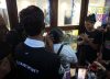 Jóvenes venezolanos labran su futuro en una nueva barbería en Caracas