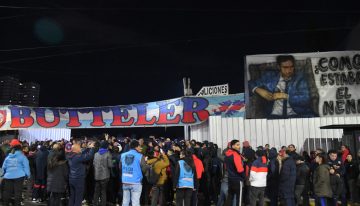 Un grupo de hinchas de San Lorenzo pidió por la renuncia de Marcelo Moretti: colgaron una bandera con la escena de la cámara oculta